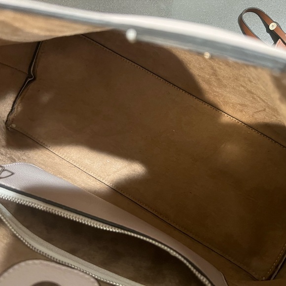 Lv hobo. Length 20”. 16” tall to the top of the strap. - Picture 4 of 12